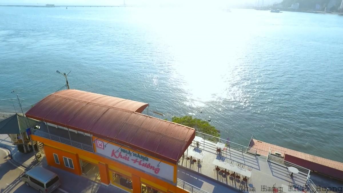 Bạn có biết bến phà Hòn Gai xưa, nay đã trở thành 1 nhà hàng hải sản nhỏ xinh, view toàn cảnh Vịnh Cửa Lục?