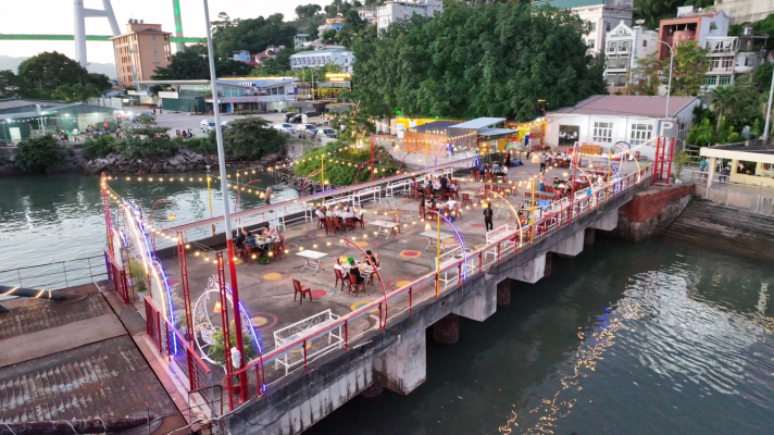 Nhà hàng nằm trên cảng tàu du lịch