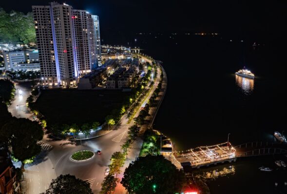 Ngắm toàn cảnh Hạ Long về đêm tại Nhà Hàng Khải Hương